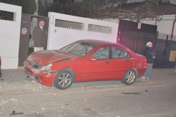 Prăpăd pe strada Ion Raţiu din Constanţa: un tânăr a avariat 3 maşini, un stâlp ENEL şi o conductă de gaze